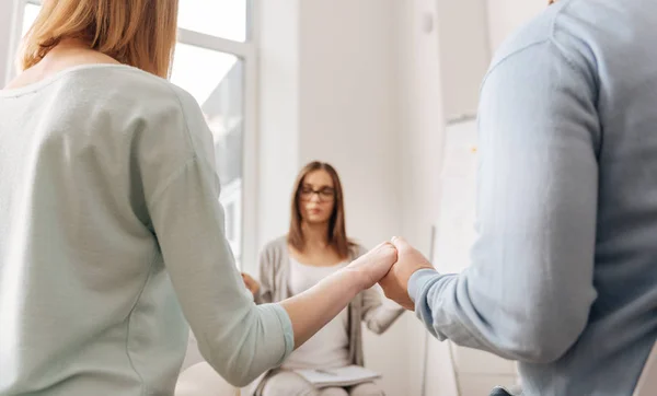 Paar Arbeiter sitzen nebeneinander — Stockfoto