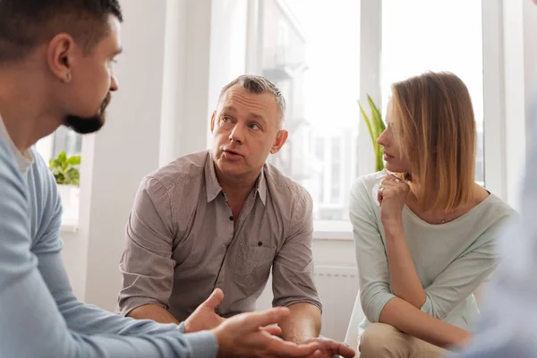 Schöner Mann im Gespräch mit seinen Kollegen — Stockfoto