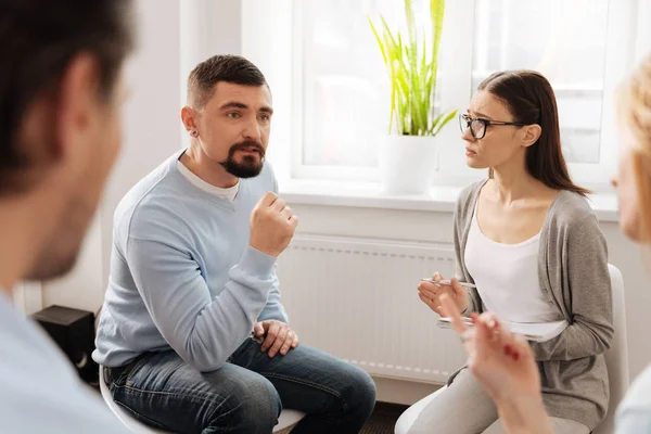 Resolute männliche Person teilt seine Erfahrungen — Stockfoto