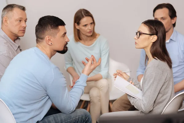 Gruppe von Partnern, die geschäftliche Angelegenheiten diskutieren — Stockfoto