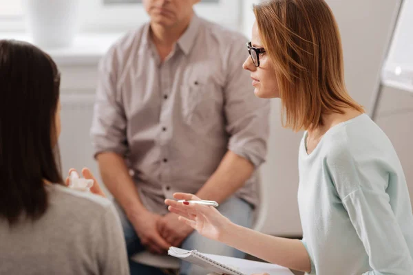 Geconcentreerde zakenvrouw wordt betrokken bij het werk — Stockfoto