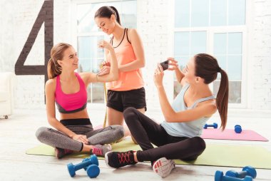 Teyp ölçme ile sevgili Bayan alarak resmi