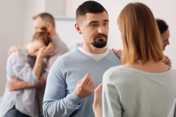 Pessoa masculina muito atenta ouvindo seu colega de trabalho — Fotografia de Stock