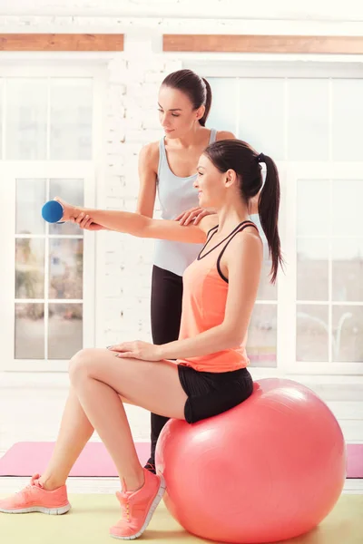 Estagiário está ajudando com o exercício para uma senhora — Fotografia de Stock