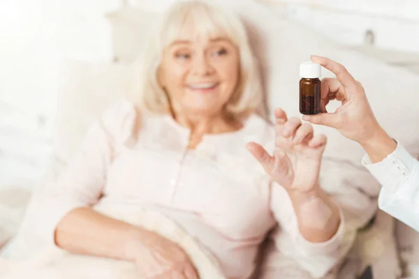 Счастливая пожилая женщина получает таблетки в больнице — стоковое фото