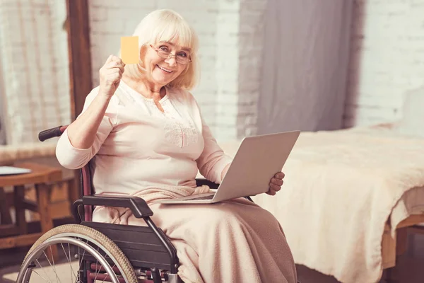 Envejecido discapacitado dama usando moderno gadget en casa — Foto de Stock