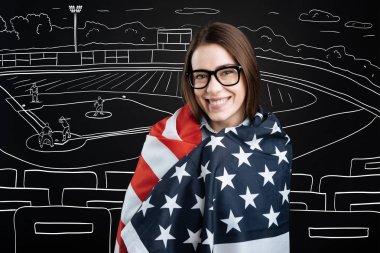 Amerikan futbolu oyunu izlerken neşeli kadın