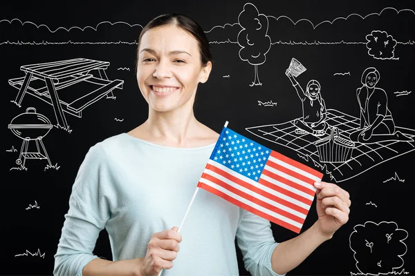 Mulher positiva orgulhosa celebrando o dia da independência — Fotografia de Stock