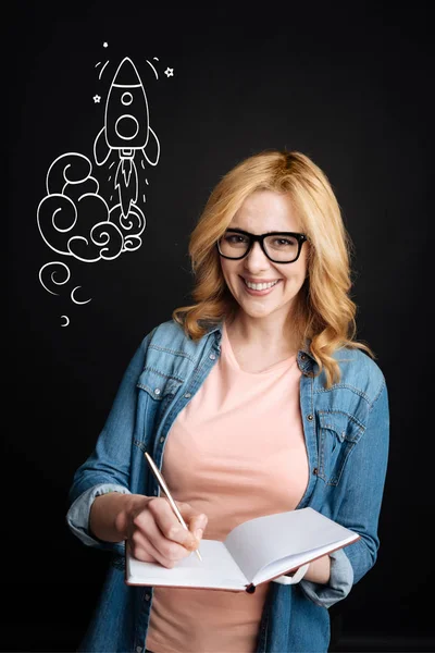 Mujer positiva escribiendo sus ideas . — Foto de Stock