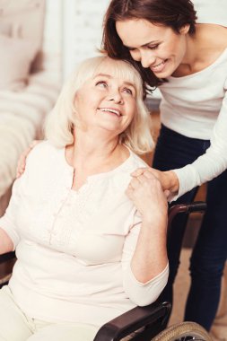 Engelli annesi evde Bakımı yardımcı genç kızı