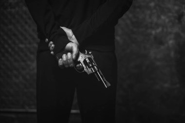 Kötü antagonize suçlu bir silah gizleme