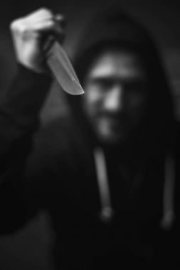 Korkunç saldırgan suçlu biri hançerle tehdit