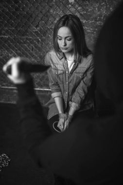 Bir kadını bıçaklama isteyen vahşi kızgın suçlu