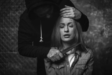 Kesme kurban boğaz tehdit vahşi öfkeli adam kaçıran