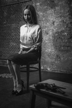 Üzgün güçsüz Bayan kaçış için bir fırsat için bekliyor