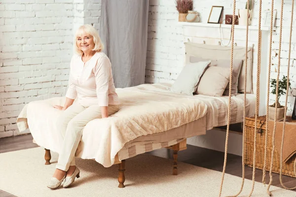 Jubilado de edad feliz sentado en el dormitorio — Foto de Stock