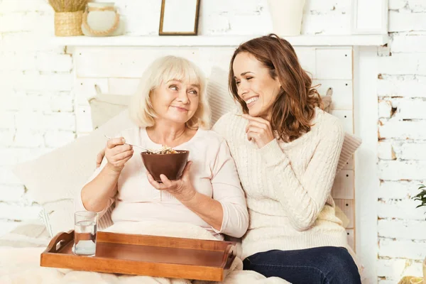 Pozitív fiatal nő pihentető öregedés nagymama otthon — Stock Fotó