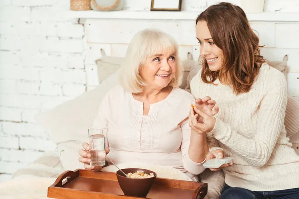 Donna utile cura di invecchiamento madre a casa — Foto Stock