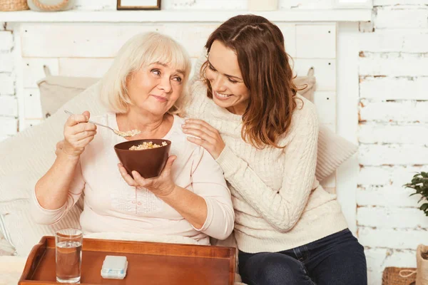 Mulher consciente desfrutando de manhã com avó positiva em casa — Fotografia de Stock