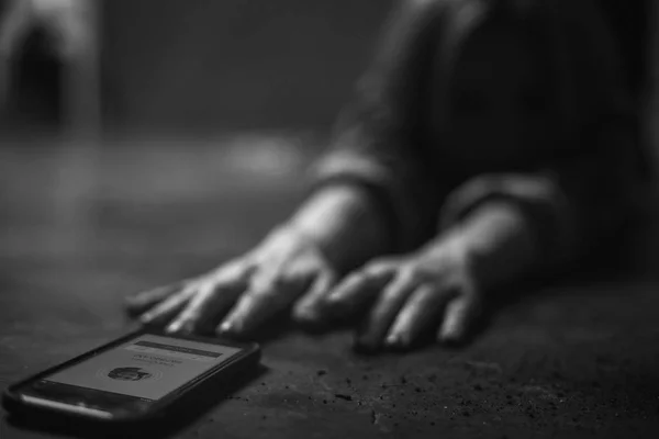 Porwana kobieta stara się jej telefon — Zdjęcie stockowe