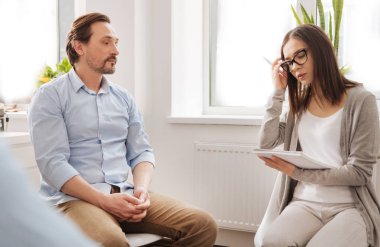 Meşgul erkek saçı dokunmadan