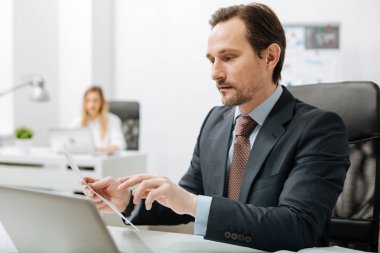 Özenli executive ofis önemli belgelerin incelenmesi