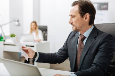 Konsantre executive ofis önemli belgeleri okuma