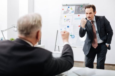 Emin çalışan ofiste meslektaşları ile görüş ifade