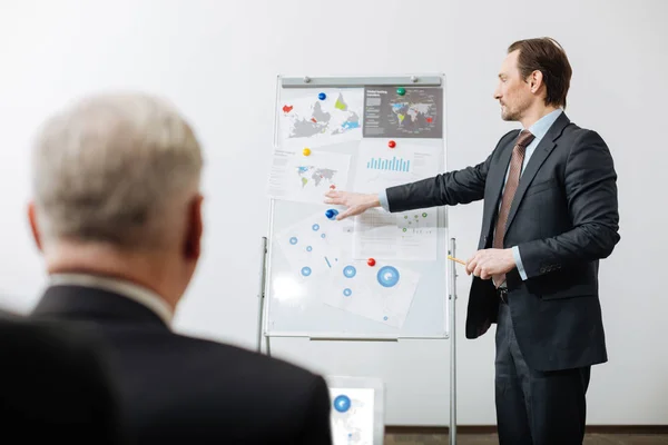 Erfolgreicher Büroleiter, der das Projekt im Büro vertritt — Stockfoto