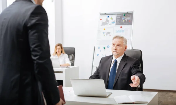Empregador irritado ter conversa com empregado no escritório — Fotografia de Stock