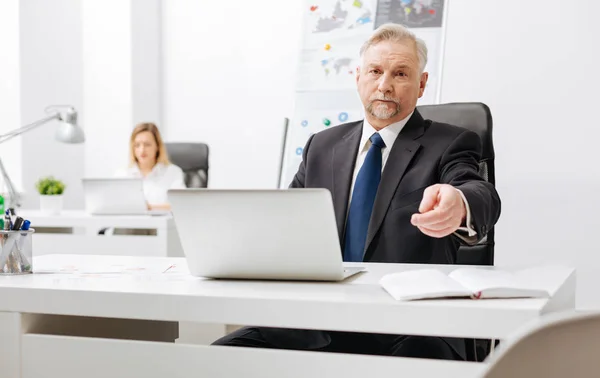 Boshafter Arbeitgeber bringt Emotionen im Büro zum Ausdruck — Stockfoto