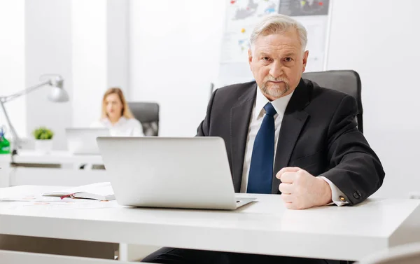 Impaziente datore di lavoro anziano che esprime furia in ufficio — Foto Stock