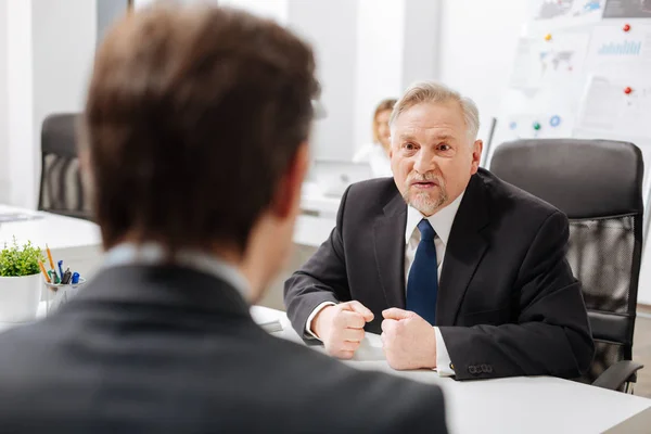 Wütend gealterte Arbeitgeberin äußert Wut im Büro — Stockfoto