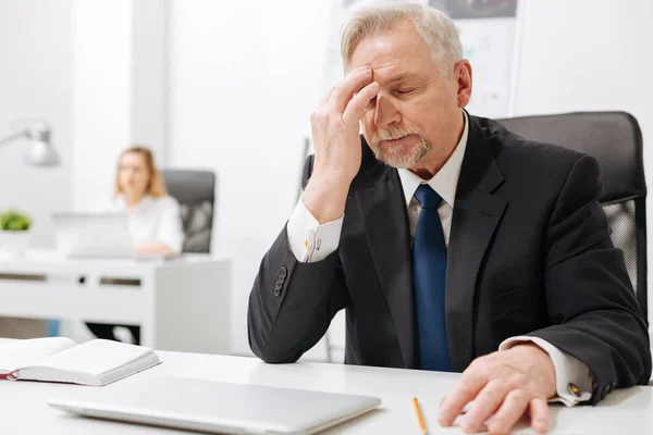 Расстроенный бизнесмен выражает отчаяние в офисе — стоковое фото
