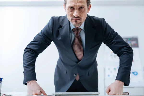 Ενοχλημένος επιχειρηματίας εκφράζοντας έντονο στο γραφείο — Φωτογραφία Αρχείου