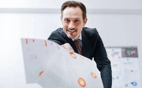 Passionerad affärsman kasta papper om på arbetsplatsen — Stockfoto
