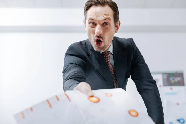 Ogrzewany wieku biznesmen krzyczy w miejscu pracy — Zdjęcie stockowe
