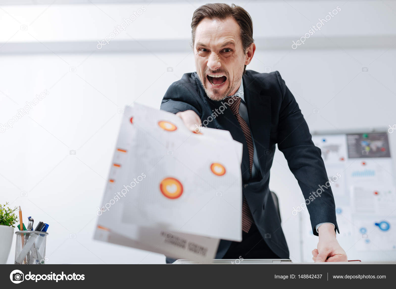 серьезный бизнесмен. серьёзный шеф смотрит в окно. вы уволены босс. парень серьезный. минпромторг кристелев алексей.