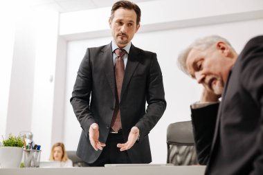 Meslektaşım ile görüşmesinde sorunlarla karşılaşmaya şaşkın iş arkadaşı