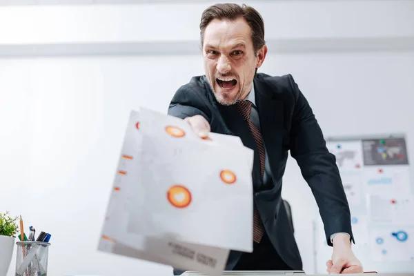 Jefe experimentado despidiendo al empleado en la oficina — Foto de Stock