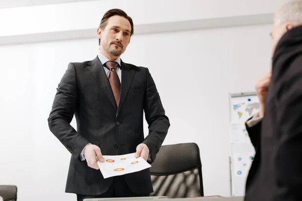 Compañero pacífico conversando con un colega en la oficina — Foto de Stock