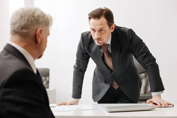 Boze baas uiting geven aan emoties in het kantoor — Stockfoto