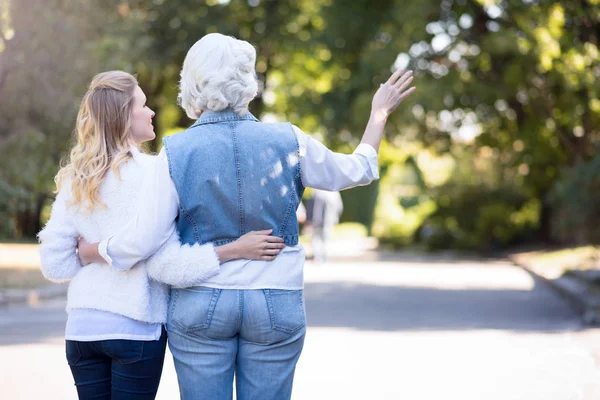 Mujer abrazando madura hija en parque — Foto de Stock