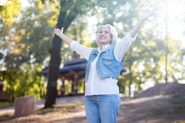  eller havada park yükselterek kadın