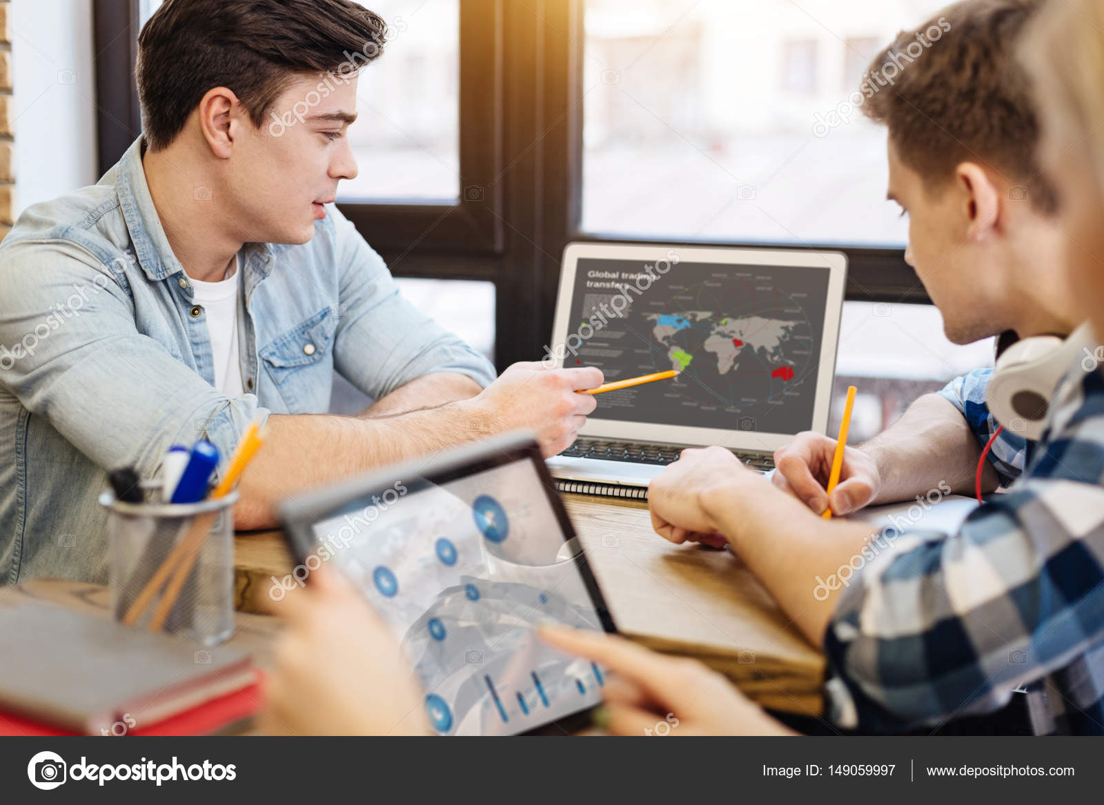 Обучение по смартфону. Вовлеченность фото. Подросток приложения смартфон. Пенсионер с планшетом. Важно обучение смартфонам.