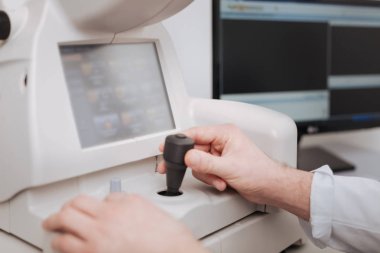 Modern ekipman kullanarak güzel profesyonel göz doktoru