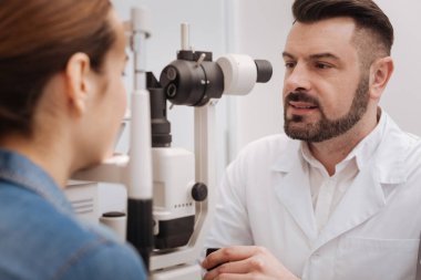 Hoş iyi görünümlü göz göz test etme donanımları kullanarak