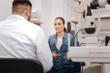 Güzel iyi görünümlü kadın onun göz doktoru ile konuşma