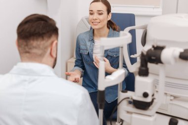 Neşeli keyifli kadın gülümseyerek