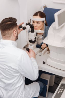 Deneyimli profesyonel doktor hasta ile çalışma
